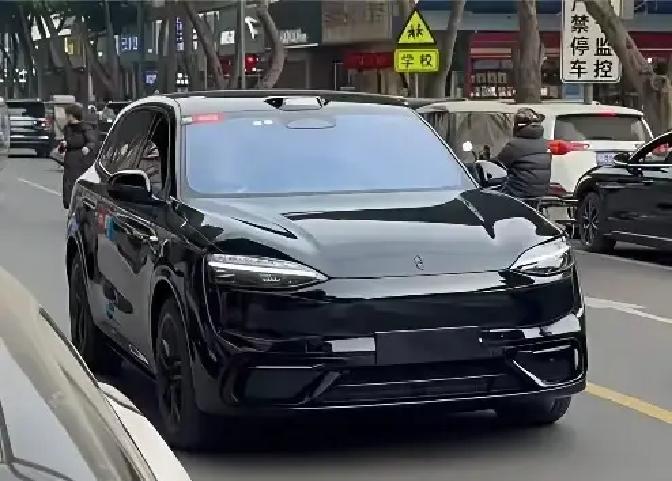 问界M7刚上市三个月，网上突然冒出个“M6”要对比。  我跑去官网和懂...