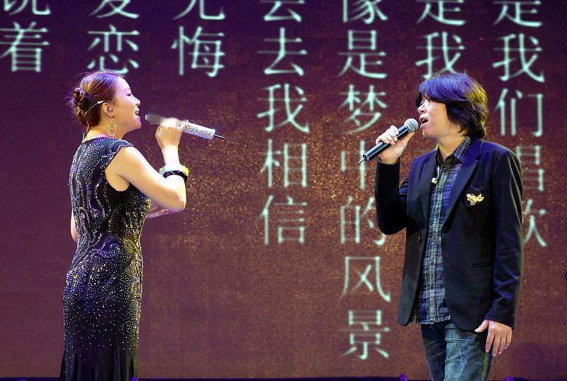 最近翻到好多古早对唱金曲的现场，才发现能让人记十几年的对唱，根本不是随便两个人凑一起唱完歌词就行。
早年《珊瑚海》里周杰伦和梁心颐的高低音撞在一起，那句“海鸟跟鱼相爱”的拉扯感，单唱永远出不来那种错位的遗憾。还有《广岛之恋》，张洪量的沙哑和莫文蔚的慵懒叠在一块，连换气的间隙都像在讲一段没结果的故事。