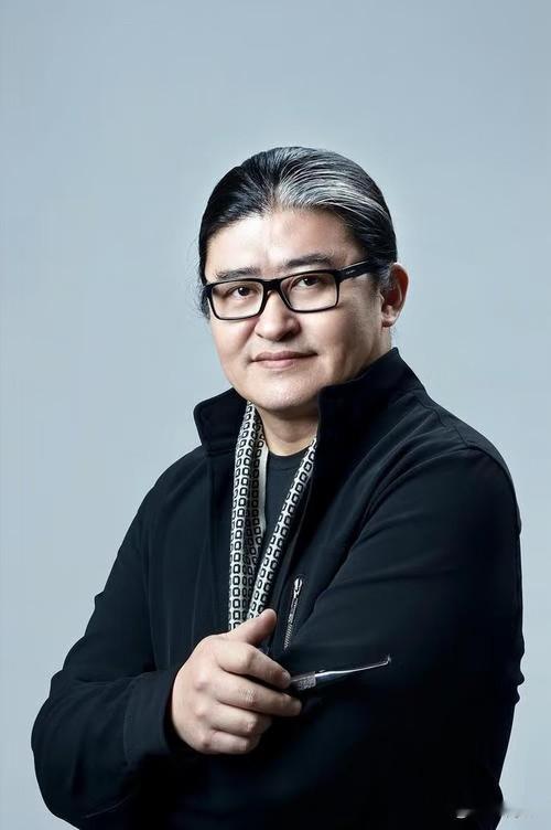 刘欢好听的歌曲太多了， 远不止我提的这些歌，还有《过把瘾》片尾曲《糊涂的爱》，《甄嬛传》片尾曲《凤凰于飞》…《千万次的问》《这一拜》《天地在