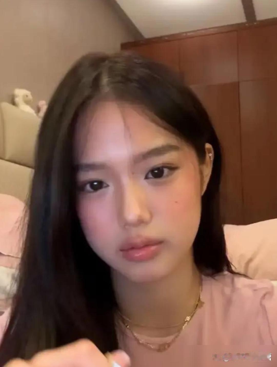 钟丽缇女儿直播间那句话，真把我干懵了。
她说，我不是混血。一字一句的：我爸严铮是中国台湾人，我妈钟丽缇是越南人。所以我是一半中国一半越南，跟你们想的跨人种混血，两码事。
你知道她家三姐妹三个爹吗?大姐比利时爹，她和妹妹是音乐人严铮的娃，后来都跟张伦硕过。
这孩子从小被人说“混血儿好看 ​