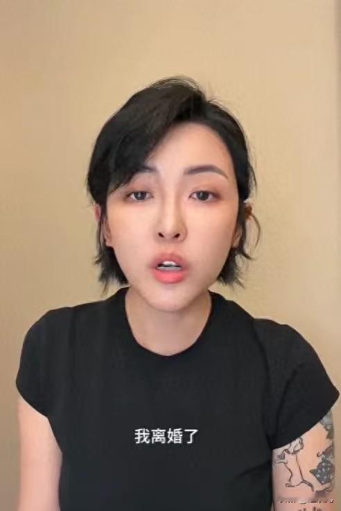 张凯毅哺乳期官宣离婚，
浪漫终究没扛过柴米油盐，
当初有多高调！

千万粉丝时尚博主，大网红张凯毅当初求婚那阵仗，四斤黄金凤冠加大钻戒，全网都在看。两人恋爱没多久就领证，闪婚闪得干脆。谁看了不说一句轰轰烈烈。

如今孩子还在吃奶，她把离婚的事摊开说了。抚养权归自己，冷静期过了三个月。没骂对方，反倒说