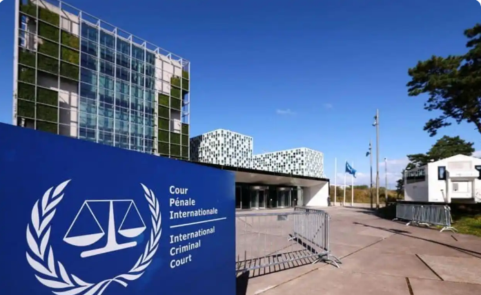 8个国家站出来说“不”：美国制裁国际刑事法院，连盟友都看不下去了。

10月9号，美国政府宣布了一件大事：对国际刑事法院实施制裁。

你没听错，制裁的不是某个国家，是一个法院。

美国国务卿鲁比奥发了声明，话说得很直白：美国政府不会允许国际刑事法院起诉美国人，所以决定制裁这个法院，禁止跟它做交易，削