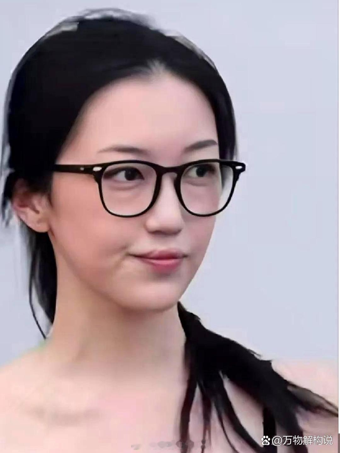 看了李嫣的嘴唇，我特地问了搞医学的表舅，她的唇腭裂会不会传给下一代，没想到表舅白了我一眼说：这事确实有概率，但是现在能做基因检测呀！
产检的时候能查出孩子是不是唇腭裂，当初王菲也是检查出了孩子有这情况，但是她舍不得，就把李嫣生了下来！
好在现在医疗技术很先进，李嫣经过几次修复手术， ​