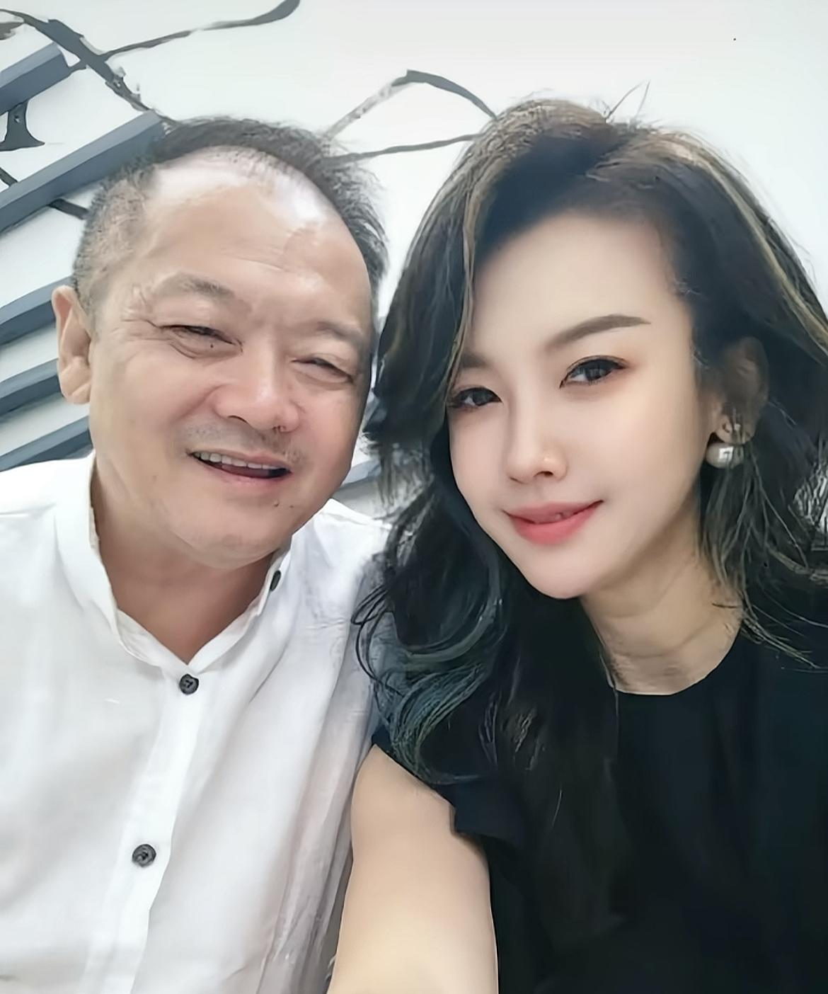 北京“老炮儿”闫京展现豪横实力，疑似要移民国外！出售北京多套商铺，最大的有200