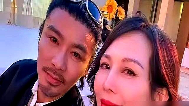 蔡少芬赌气的时候，张晋从不吵也不哄，就扔过去一句话：“你现在说的每一句，都是情绪在说话，不是你在说话。”

蔡少芬当场愣住，火直接灭了一半。

前两天俩人带三个孩子在首尔吃中华料理被偶遇，53岁的蔡少芬素颜瘦得凹陷，张晋身板笔直走在旁边。

相处24年，结婚18年，一个能闹，一个接得住。过日子最难的