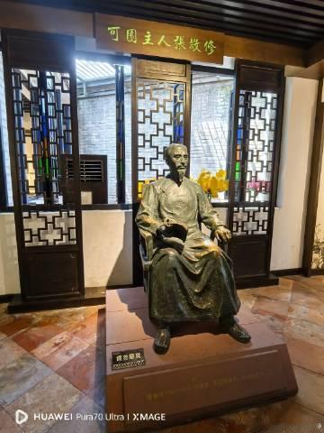 青瓦白墙、绿树碧水，一幅没画完的水墨画。<br />东莞可园：是清代文...
