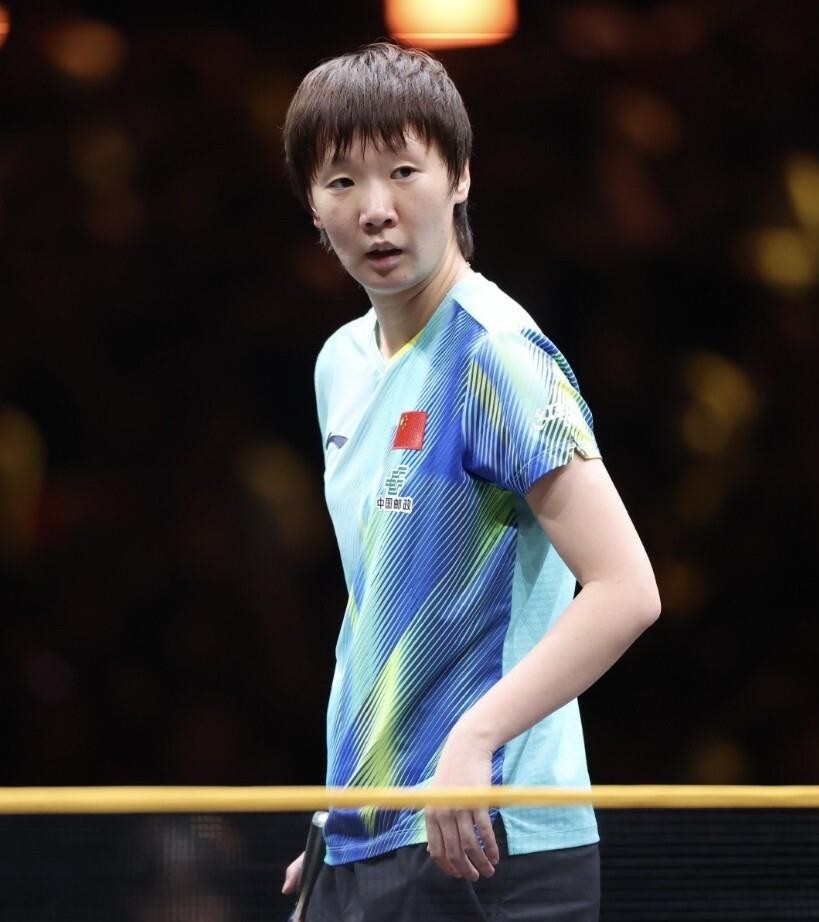国乒女单四强中日各占两席，今天两场半决赛全是对日本。王曼昱4比0把申裕斌打没脾气，八年八胜的压制太吓人；陈幸同先丢局再咬回来，4比2过了桥本帆乃香这道削球关；张本美和把王艺迪拖进节奏里赢了，佐藤瞳也把朱思冰的削球对轰拿下了。北京时10月10号17点陈幸同碰佐藤瞳，17点45王曼昱对张本美和，说白了就