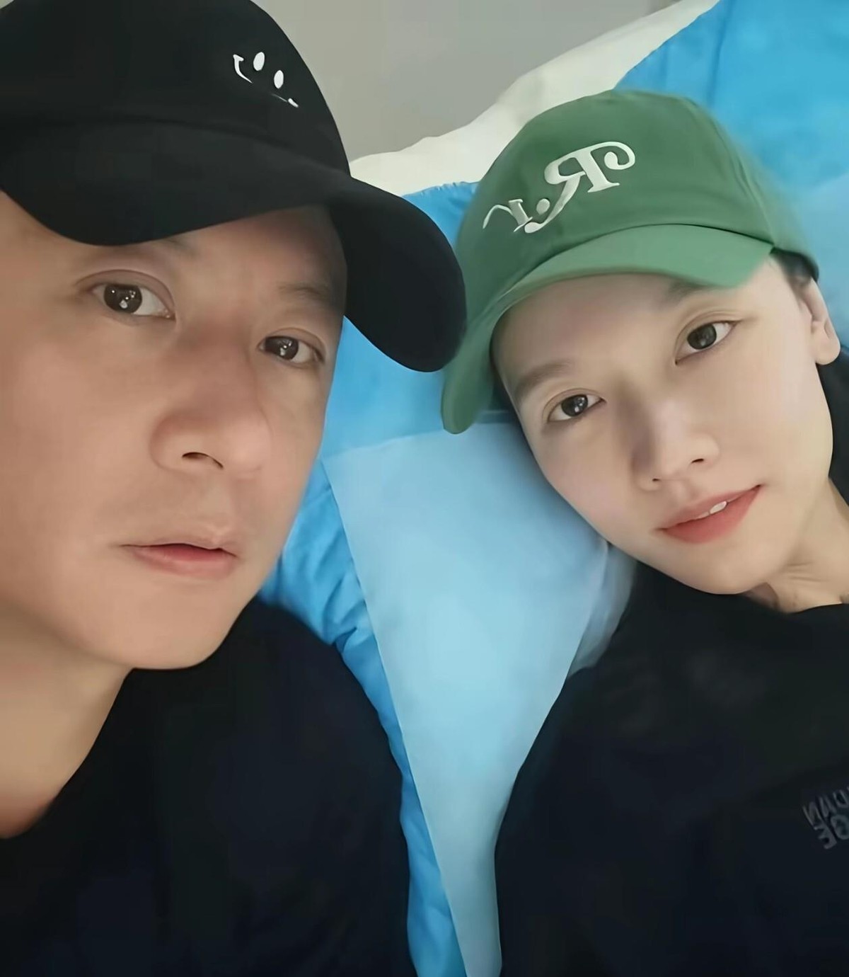 孙骁骁怀二胎任重陪做四维被拍，这段婚姻最戳人的不是又生一个，而是她终于不用一个人硬撑了。当年和李响八年三次求婚没修成正果，不是谁辜负谁，是一个想安定一个还飘着；后来和任重因戏结缘，对方把生活重心挪回重庆，外戏推掉，产检坐旁边比她还放松，孙骁骁自己都说二胎像看场电影。女人到一定年纪就明白了，玫瑰会谢，