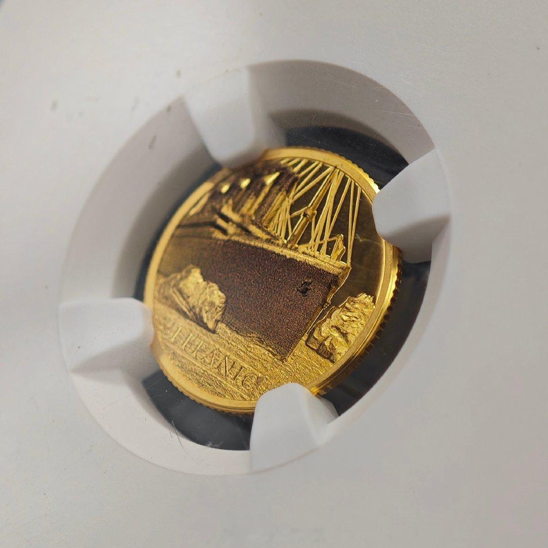 NGC-PF70库克2022年高浮雕“泰坦尼克号纪念”金币，“泰坦尼克号”110周年纪念，背面镶嵌了泰坦尼克号沉船上的煤渣，名誉品，高浮雕工艺，黄金纯度：99.99%，重量：3.11g（1/10盎司），面值：20库克元，发行量：550枚。 ​​​