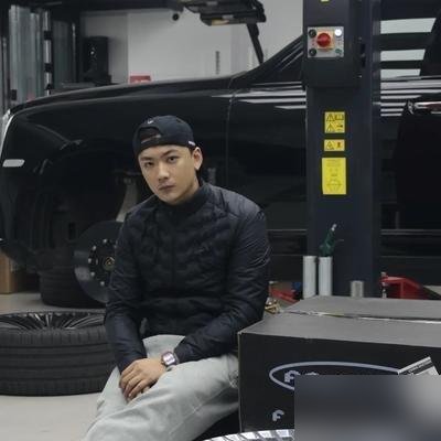 25岁被“晋妈”停掉零花钱，李勒优搬出去独居了。
白天不起晚上不睡，不去自家面馆搭把手，晋妈直播里把话挑明了：钱，断了好几个月。李勒优没闹，朋友圈甩了一句，“没有一个地方是属于我的归属”。
转头她开小号，粉丝几天涨了90万。10月11号传和解，面馆宣传视频悄悄删了，俩人谁也没吭声。她凌晨发个生日