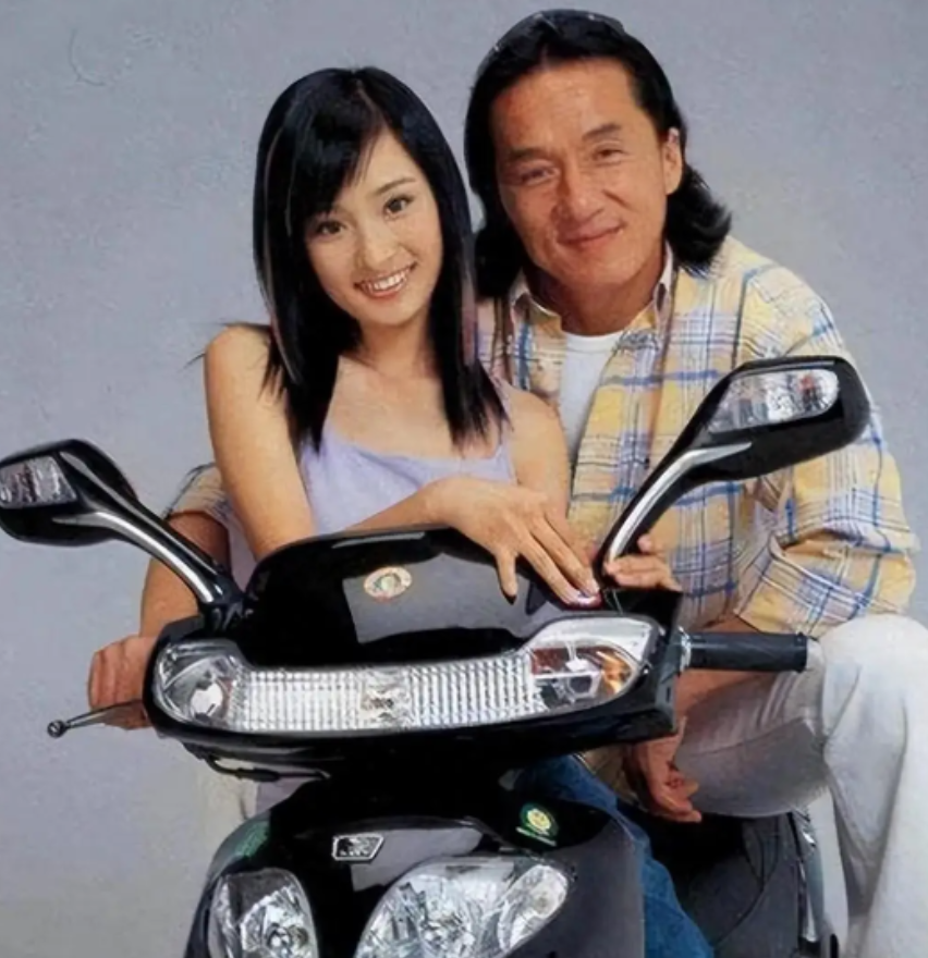 当年，49岁的成龙和17岁的杨幂拍了一个摩托车广告，拍完后，成龙拿到50万，杨幂却拿到600块，而成龙接下来的一个举动，就让杨幂片酬涨到5万。

主要信源：（中国日报网——“小赫本”杨幂）

2003年，京郊片场，引擎声将两个时代的演员焊在同一块背景板前。

四十九岁的成龙刚拍完《燕尾服》和《上海骑