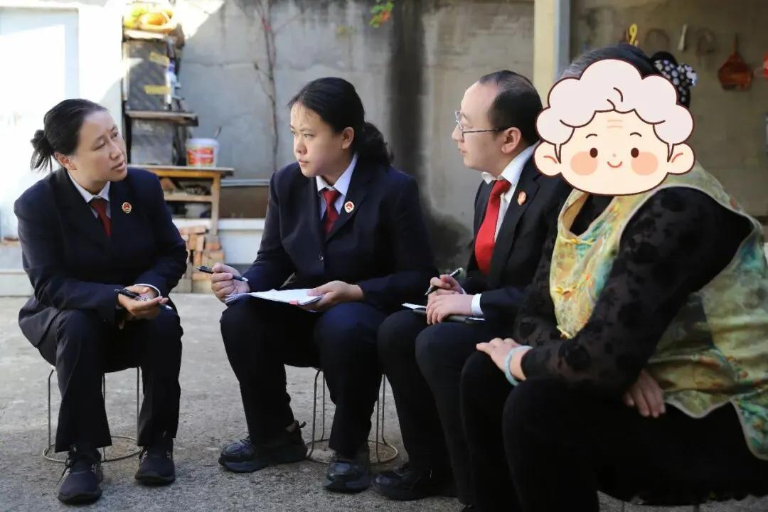 【守护祖孙情！“你们还专门跑到家里来，真是太感谢了”】“你们还专门跑到家里来，真是太感谢了！”10月23日，嵩明县检察院联合县法院来到申请人张奶奶家中，就变更抚养权相关事项开展上门服务，协助做好立案审查前的相关工作，将司法服务送到了群众家门口。

张奶奶年事已高，独自照顾着孙子，由于抚 ​