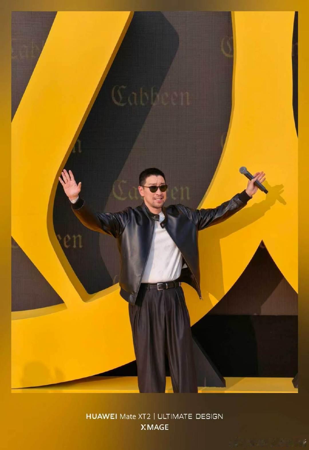 碧海为幕，海岸为台！#福建石狮上演海上大秀# 连续三年海岸大秀如约而至，各界嘉宾齐聚现场。华为折叠系列成为秀场热门单品，用科技镜头，定格这场山海间的时尚盛宴。
#华为MateXT2# ​