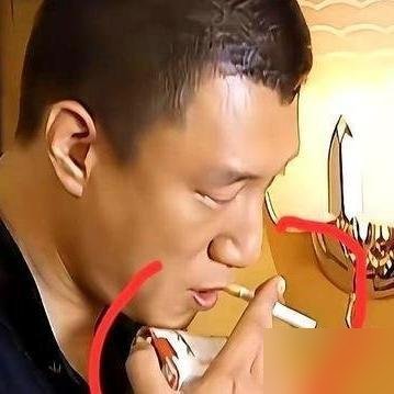 孙红雷在片场直接翻脸了。就因为道具组递过来的烟盒是空的，他当场发火，说这戏没法拍。
不是他耍大牌。他问了一句话：观众看见角色从兜里掏烟，抽的时候烟盒是瘪的、飘的，假不假？一个空壳子，镜头怼上去，穿帮就是事故。
他还点名批评现在剧组糊弄成风，饭是假吃，酒是假喝，碗里根本没东西，演员对着空气演情绪。