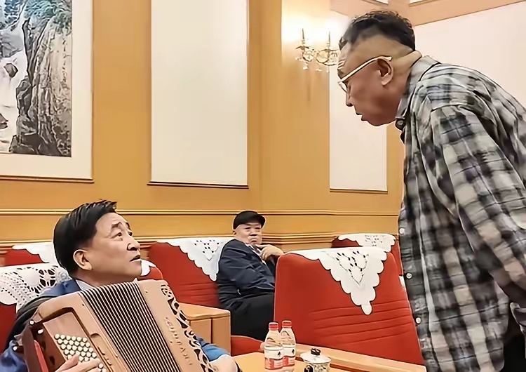 于谦：领导好！
姜昆：你好，还啥领导不领导的？不提这个不提这个哈，最近挺好的？
于谦：好啥啊？得刚不是一嘚瑟把缸给砸了嘛！我这不是忙着给锔起来嘛，还得请领导高抬贵手饶过这小子一回吧！
姜昆：你饶了我吧！我可没这能力！我也不是他的领导，他早就不听领导的了，你也别瞎忙活了，让他那跌倒哪爬吧！实在爬不起来