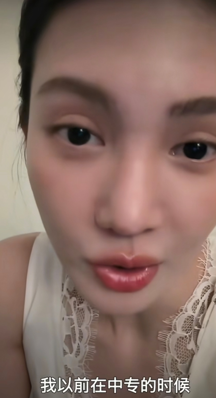 金晨:“我以前在中专的时候，她们都叫我垃圾婆，是因为我每天上床之前，我都会把寝室其她人的垃圾扔掉，我再上床睡觉，我都会帮她们把垃圾收了，然后她们就叫我垃圾婆”

一个十几岁的小姑娘，每天默默把全寝室的垃圾收好、扔掉，然后才爬上自己的床。没有抱怨，没有邀功。

日复一日。换来的，是一句“垃圾婆”。