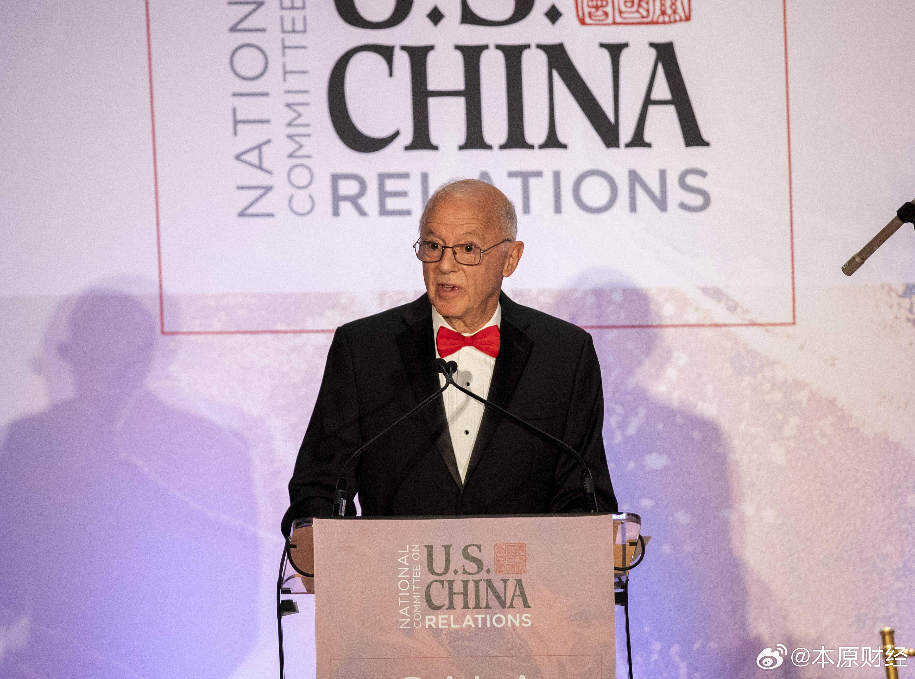 2026可持续全球领导者大会于10月20日至22日在上海举行。美中关系全国委员会会长欧伦斯在演讲时透露自己最近走访了北京的小米工厂，我当时看到机器人自动化生产，真是太惊艳了。他在大赞小米的同时表示，美国电动车价格高、效率低，应该跟中国合作，否则不符合人民利益。据了解，2026年前三季度，中国新 ​