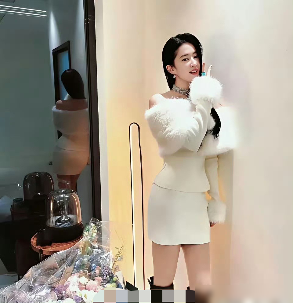 刘亦菲那张对镜比YA的照片，镜子把她后背的曲线照出来了，正面精修腰身，镜子里圆润一圈。全网都在等她工作室辟谣，结果呢，一年多了，愣是一个字没回。
别的艺人被说胖，当晚就发健身照，第二天就买通稿状态回春。她倒好，品牌方闭嘴，工作室装死，本人该吃吃该喝喝，下次露面照样不遮掩。
你不觉得这事特有意思吗