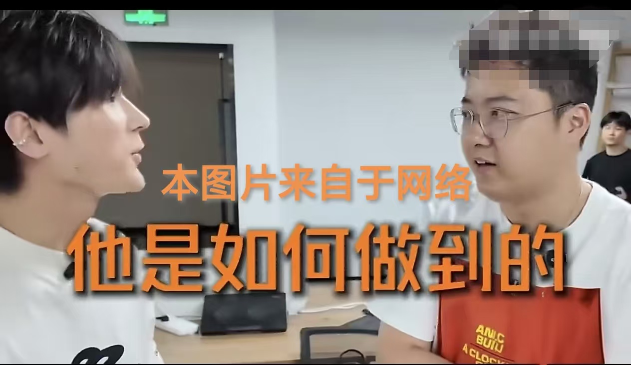 大二专科生自称三年靠切片带货赚700万，可是他后面那句“划重点”的 话，才是普通人的清醒剂

广东一个03年的大二专科生，在网上说自己靠做直播切片带货，三年攒下了700万。
他说他每个月生活费原本只有1200块，吃饭都得掰着花。
大一刚接触切片那会儿，第一个月只赚到3000，第二个月破万，第三个月直