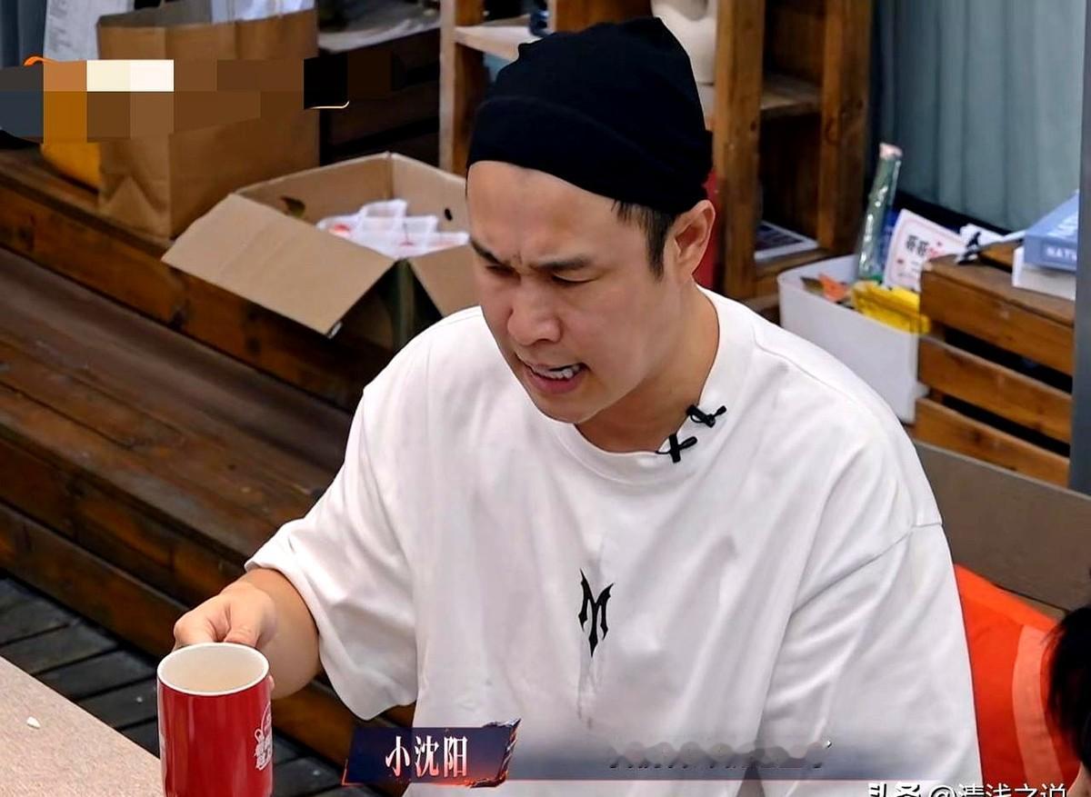 娱乐圈里为了抢镜头争得头破血流，曾辉却把递到嘴边的歌词硬往外推。

三公录制聚餐上，小沈阳端着杯子盯着曾辉，这已经是第三次问他词是不是分太少了。曾辉连连摆手，直言自己能把手里那两句唱明白就谢天谢地了。

别人拼命抢高光，他却把底交得透透的。曾辉挑明了说，自己人气摆在那挺安全，但绝对不能图个人痛快把高