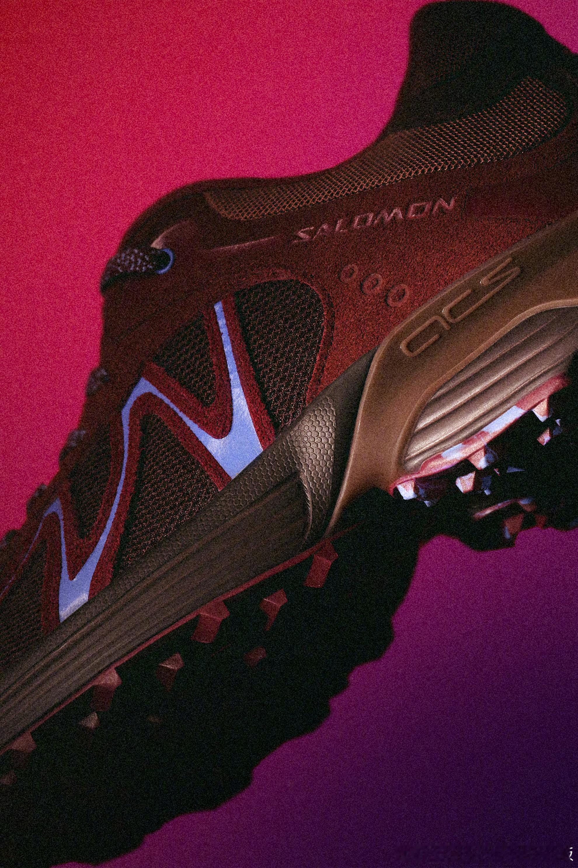 【Salomon 携手蔡依林推出全新 XT-WHISPER SUEDE 联名鞋款】

Salomon 正式携手蔡依林 JOLIN 推出全新联名鞋款 XT-WHISPER SUEDE JOLIN，以「PRIMAL PULSE 本能信号」为主题，从 JOLIN 歌曲《Safari》中的火焰意象汲取灵感，将音乐与舞台美学融入户外鞋履设计。本次合作以 XT-WHISPER SUEDE 为蓝本，延 ​
