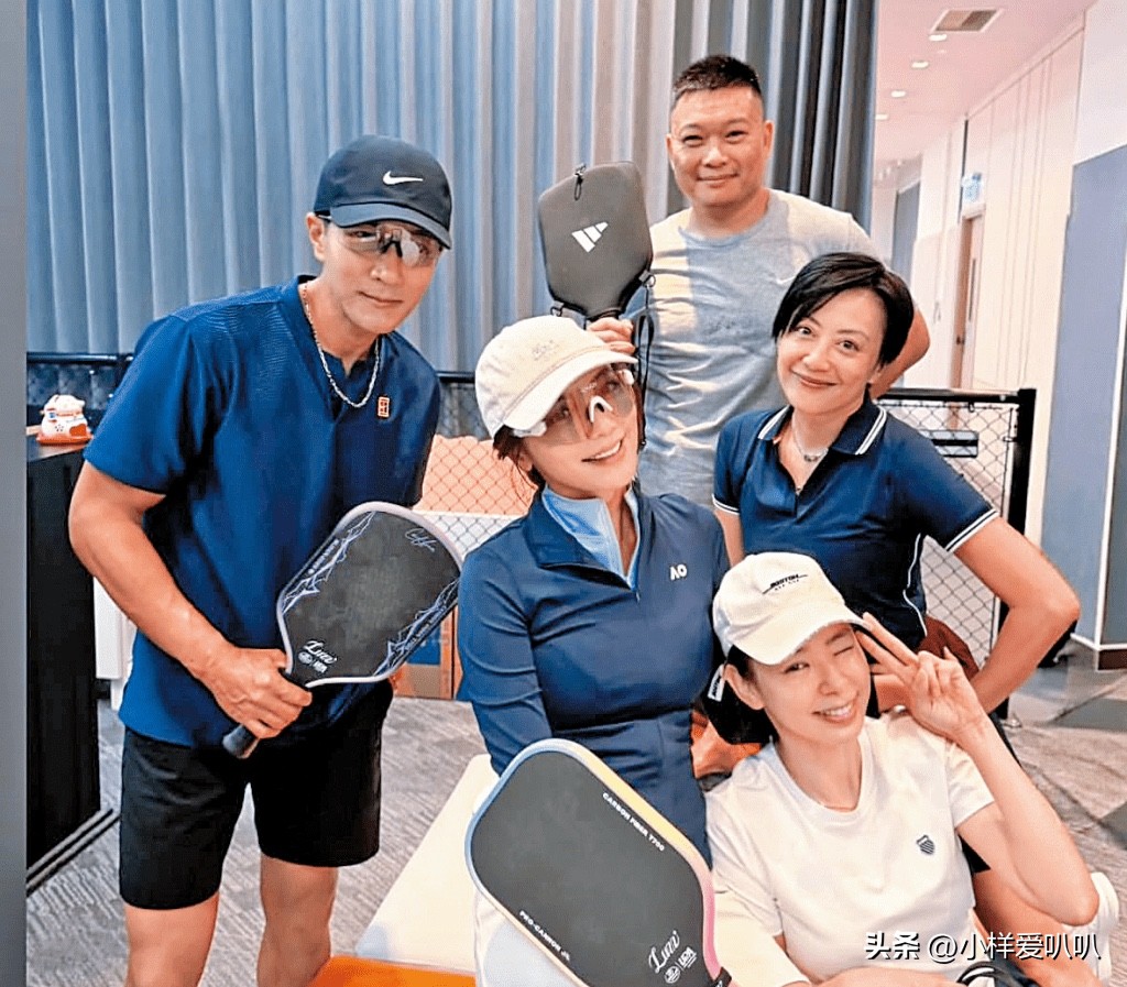刘恺威新恋情曝光！牵手黎纪君吃饭同回住所，过往感情线梳理
曝刘恺威黎纪君恋情刘恺威黎纪君牵手约会
港媒爆出刘恺威新恋情，52岁的他与32岁香港模特黎纪君被拍到牵手约会。两人因匹克球相识互生好感，已经秘密恋爱两个月。

画面里两人打完匹克球结伴外出，十指紧扣一同吃饭，相处动作十分亲昵。聚餐结束
