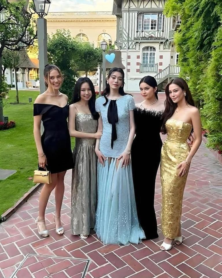 奚梦瑶身边再也看不到谢娜了，婚礼都没请，旁边站着的，是谷爱凌。几年前陈乔恩就公开说过，谢娜生完孩子，聚会总是早早离场，已经不是她最好的朋友了。谢娜深夜发长文挽回，陈乔恩也回应说你永远是我的最爱，终究还是走散了。奚梦瑶这边更是彻底，嫁入豪门。以前她们一起追星梁朝伟，尖叫着说我爱你， ​