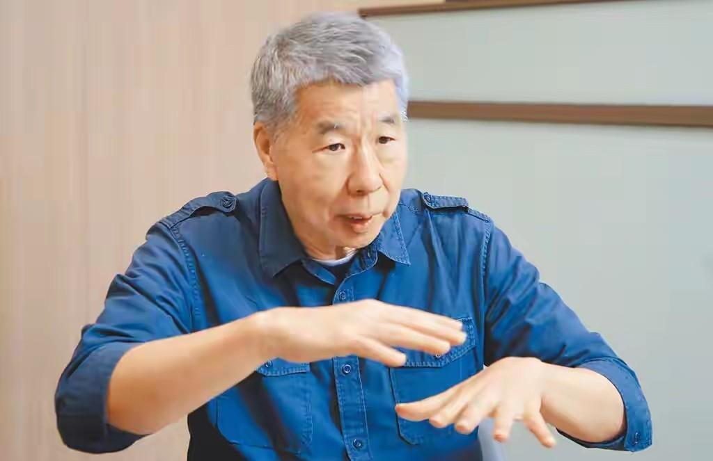 说得很实在！张亚中抛出两岸新思路:比起“统一后制度”，更该先做“统一前和合”！

前阵子跟一位在大陆做热带水果生意的台商朋友喝茶，聊起岛内眼下的舆论氛围，他捏着茶杯沉默了好半天。

他在福建漳州扎根12年，孩子就在当地读初中，每次回台南老家跟老同学聚餐，一提到两岸话题，桌上总有人瞬间绷紧神经。

“