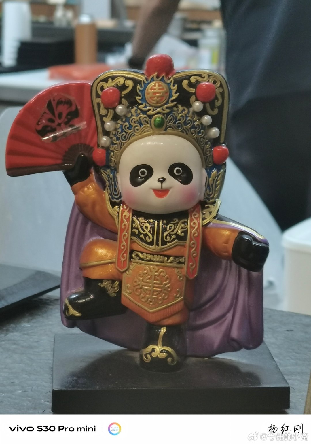 #vivo[超话]##vivo超话#  偶然遇见很有意思的小摆件，传统元素和可爱风格搭配在一起还挺有意思 ​