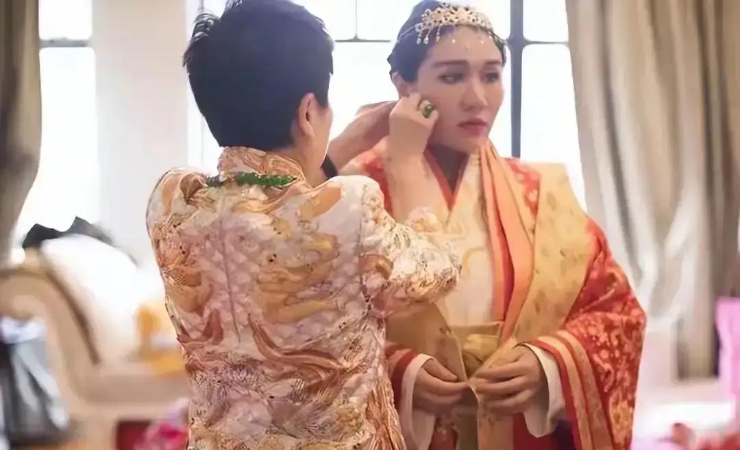同样是赌王千金出嫁，何超盈当年光是金镯子和房产就堆了十几个亿，轮到何超莲大婚，外界却传她几乎连嫁妆的影子都没见着。
很多人老爱琢磨是不是老父亲偏心，其实根本搭不上边。
何超盈出嫁那会儿，四太梁安琪那是出了名的手腕硬。跟着何鸿燊在商场里摸爬滚打几十年，投资房产、抓紧核心资产，她自己的家底本来就厚得