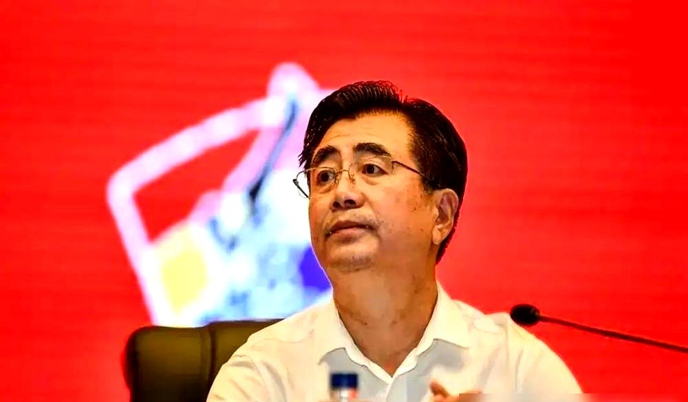 补时手球不吹，VAR装死，这半决赛的哨子吹得我看笑了。

U23国足1比2输韩国，塔吉克斯坦主裁和澳大利亚VAR联手装瞎。42分钟裴峻浩无球连撞两人仅拿黄牌，随后韩国打入绝杀。77分钟张玉宁被放倒直接无视。90分钟球打韩国队手上，VAR连声都不出。补时阶段更绝，中国队传中遭蹬踏不吹，拜合拉木争顶反被