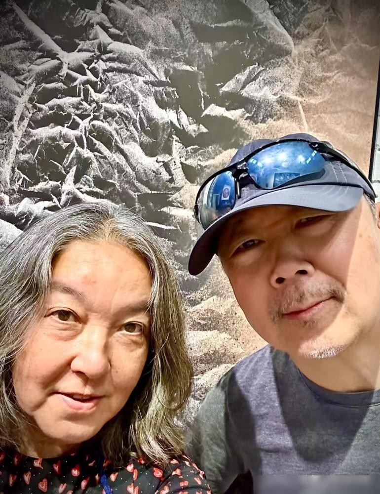 崔健身边站着个混血老太太，俩人同框看画展。

可比起猜两人现在是什么关系，我更想起他们当年的处境。崔健那时一年到头穿着绿军褂，和家人挤在两室一厅；宋小虹请他去马克西姆餐厅登台，那是他头一回在消费场所唱歌。两人一起听了三年披头士，后来还是因为节奏不合拍分开了。

年轻时一起喜欢什么，和往后能不能一直走