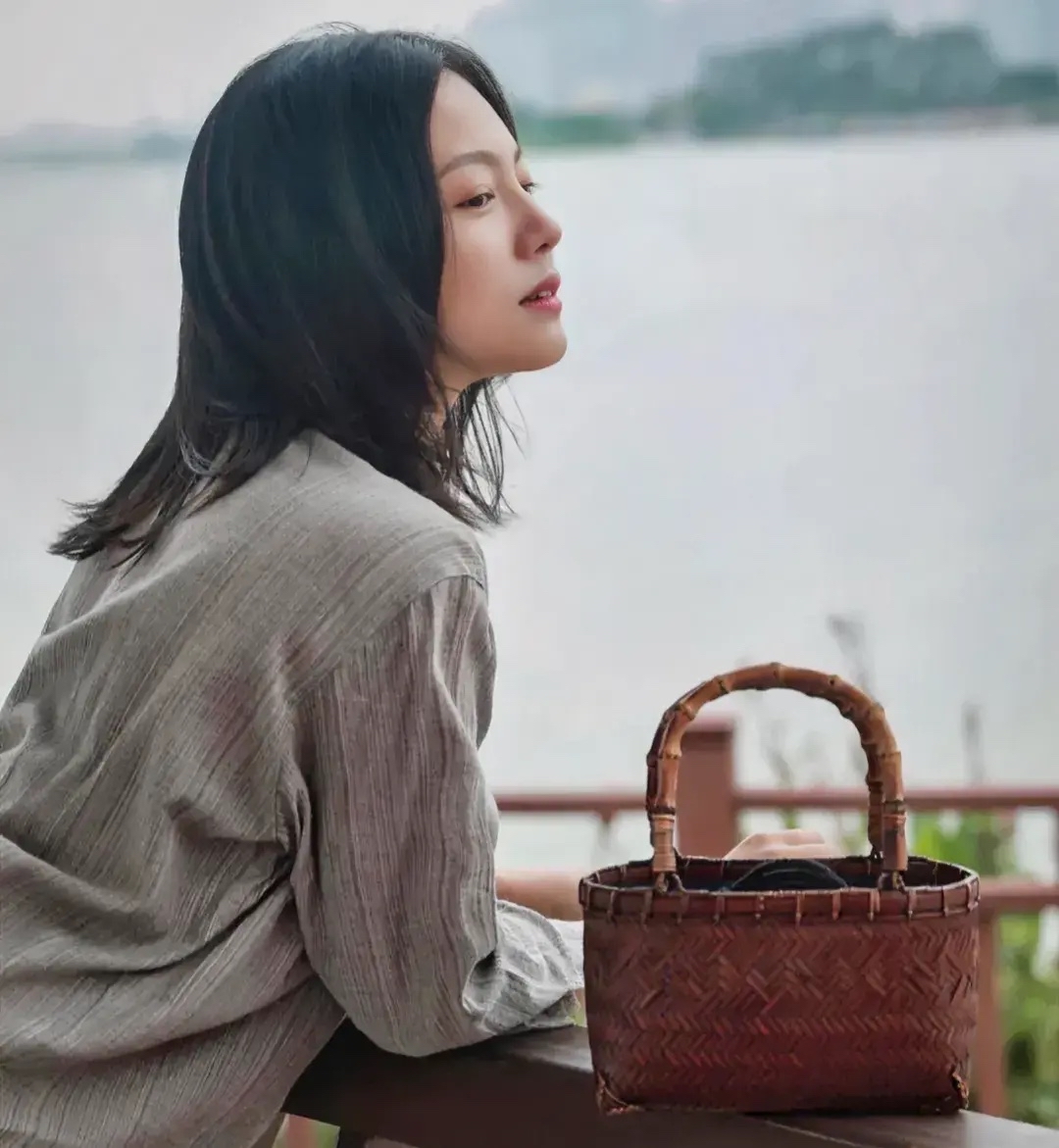 女演员吴越一段反常识、却通透治愈的话：“恢复心情最好的方法，不是去旅游散心，也不