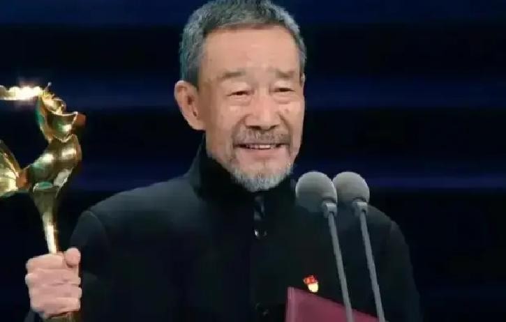 1990年，导演请李雪健主演焦裕禄。不料，焦裕禄的妻子得知后，立马摆了摆手，连连说道：“不行不行！不能让他演我老公！”可是，导演却坚决不肯换人。

李雪健知道了徐俊雅的想法，心里更沉了。他明白，光靠导演撑腰不够，得自己拿出样子来。他主动去找徐俊雅，没多说客套话，只是诚恳地问：“徐大姐，您能多给我讲讲
