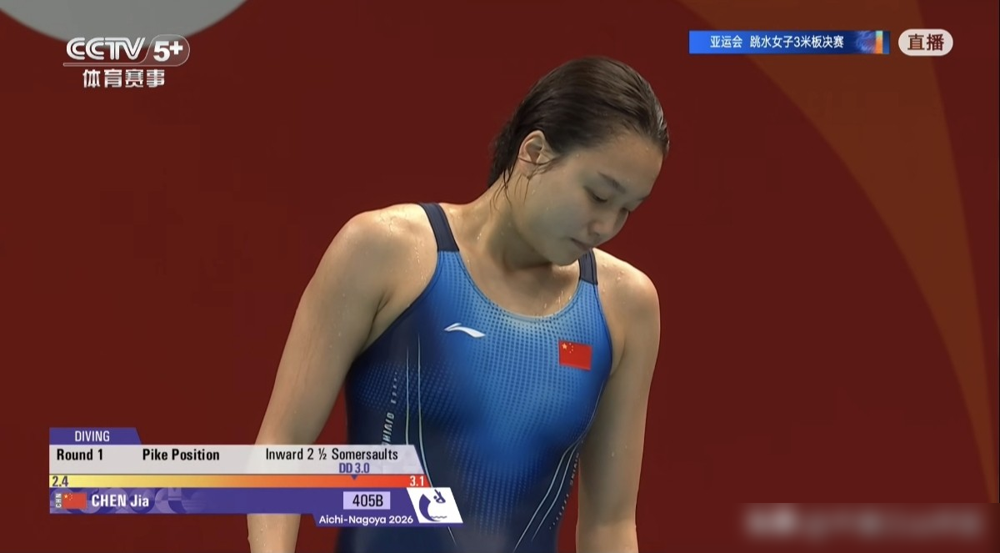 358.05分，陈艺文卫冕了，但她说偏保守了。
亚运会女子3米板决赛，陈艺文和陈佳包揽金银。中国跳水队在这个项目上，已经连续14届没让金牌旁落。陈艺文自己呢，两年前拿过，这回又拿，状态有起伏，还是顶住了。
记者让她给自己打分，她说8分。理由很直白：跟上一届比有差距，细节不够狠。最后的水花，空中的
