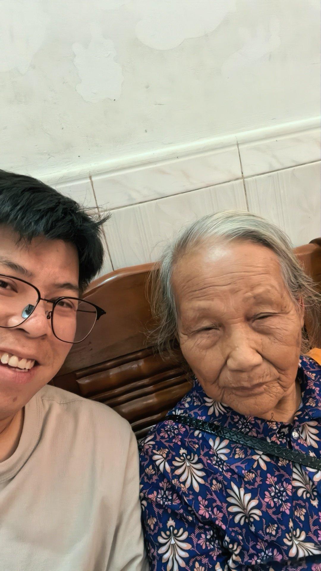 我堂妹的外婆，快90岁了[doge]，每天早睡早起，精力满满，有没有发现现在很多30岁的年轻人都没有这个精气神？[允悲] ​