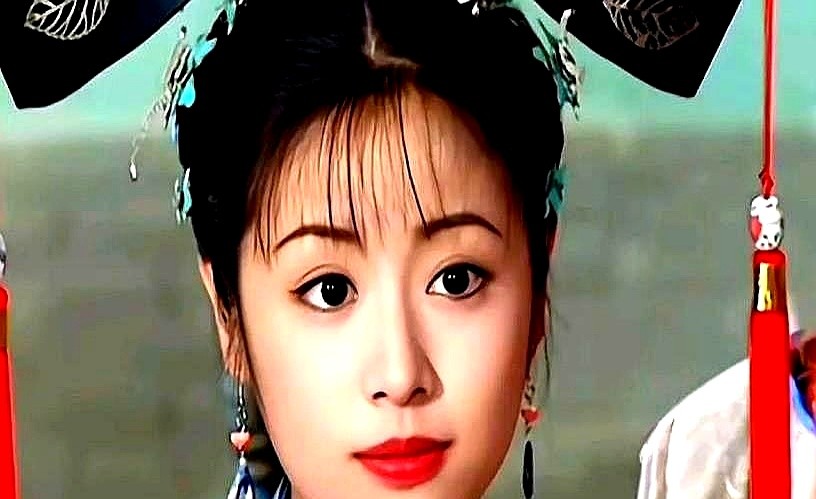 演了20年戏没拿过像样的影后，紫薇和如萍就不算本事了？

有人指着林心如嘲笑她没拿过大奖，拿张曼玉、惠英红满柜子的奖杯当护身符来踩她演技不行。

这帮人双标得厉害，换个别人没奖，他们能闭眼狂吹国民度。唯独到了林心如这，当年老百姓捏着遥控器为她抹过眼泪的角色，硬生生被一张获奖名单给抹平了。

评委确实