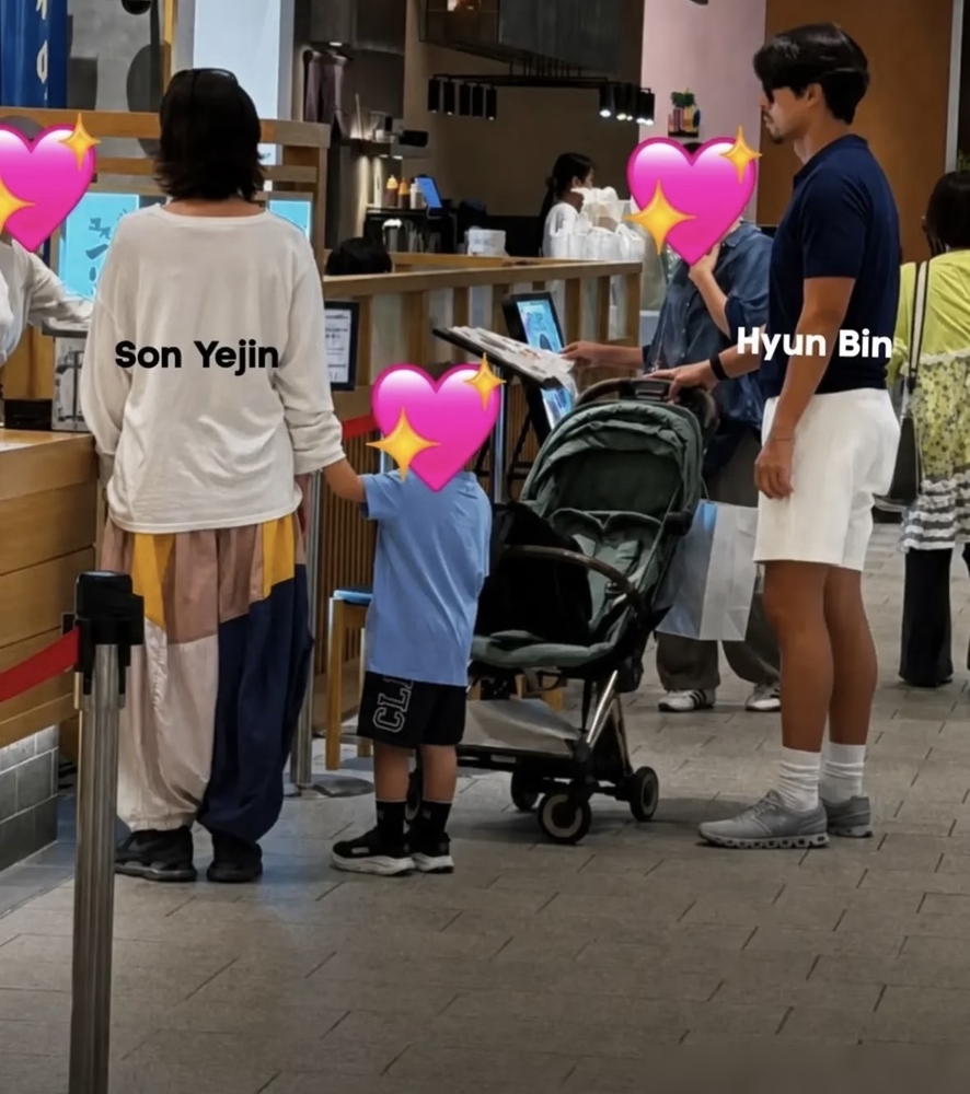 50亿韩元，玄彬孙艺珍说不要就不要，只为了带娃。
玄彬考了育婴师证，推过780万片酬的电影，只为准点回家给儿子洗澡。孙艺珍凌晨3点出发去片场，就为深夜还能哄孩子。
网友在日本偶遇，玄彬推着婴儿车等路边，孙艺珍牵着小麦色皮肤的小甜豆。两口子穿得随意，松弛得不像话。
孩子3岁9个月，身高已到孙艺珍