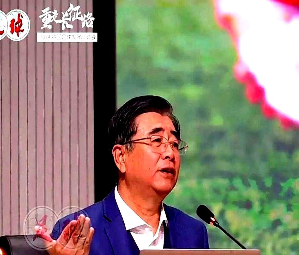 足协主席宋凯提议放开中超外援，武磊第一个当面赞成。

不少人当场就急了，说外援一多本土球员全得坐冷板凳，青训也得跟着完蛋。但武磊当年在西班牙人，带伤都不敢歇，因为身后全是抢饭碗的。熬过西甲替补席再回国，那份底子跟天天拿着高薪舒舒服服踢球的人一比，差距一目了然。

宋凯说得直接，水平越低越封闭，不开放