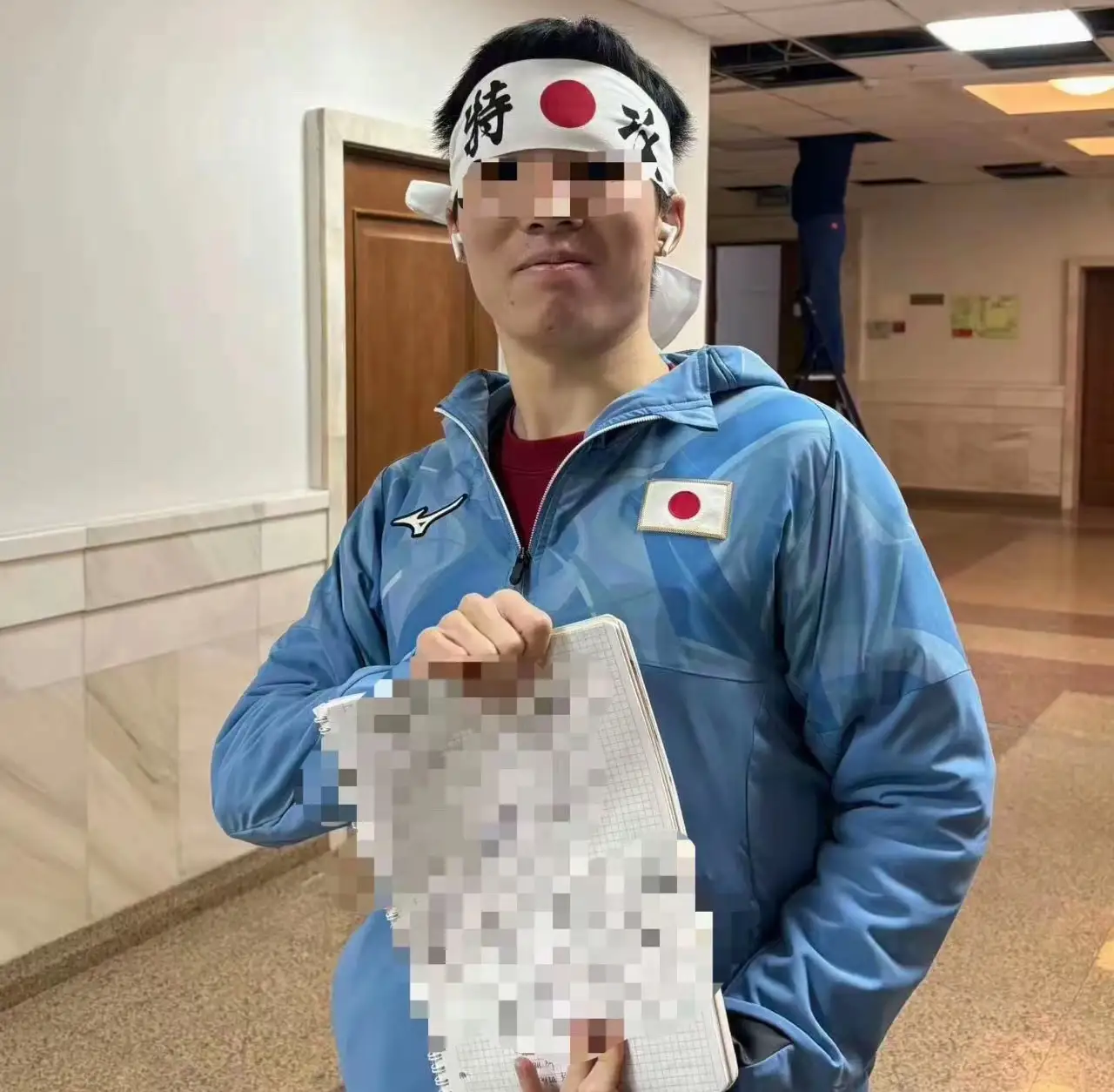 在俄中国留学生：对外自称日本人！

一名中国留学生，在莫斯科大学的课堂上，把旭日旗披在了身上。历史系的教室，同堂的中国同学当场站起来制止，他回了一句日语辱骂。

消息传回国内，学联的通报没有留任何模糊空间：旭日旗承载着中华民族刻骨铭心的苦难记忆，公开展示它，是对民族情感的严重践踏。

更让人后背发凉