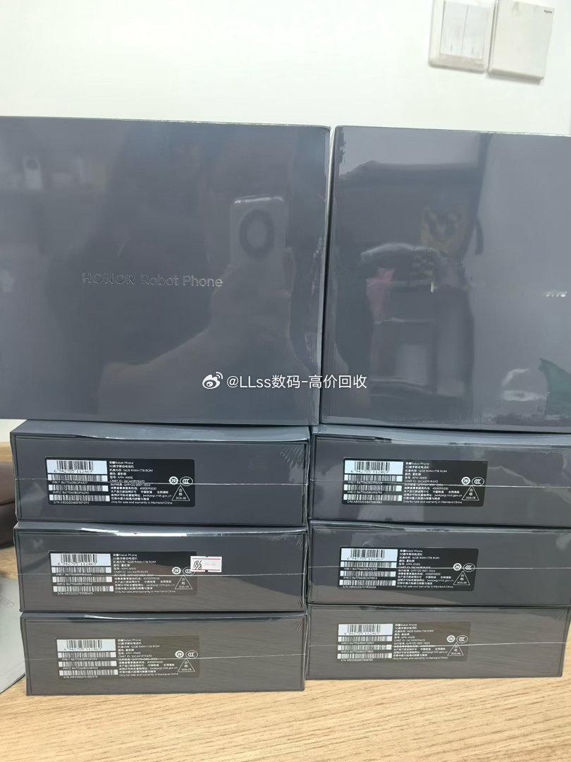 出新款荣耀Robot Phone 512灰银，
   新款荣耀Robot Phone 1tb灰银，
#全新及二手手机回收##二手手机[超话]#  ​