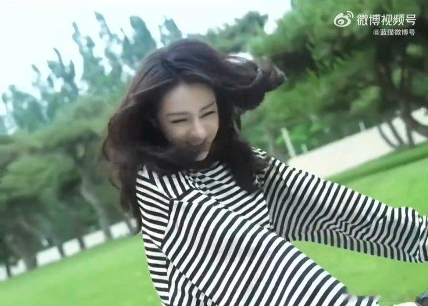 #曝迪丽热巴疑似单身# 
疑迪丽热巴回应恋情传闻
迪丽热巴被传疑似单身。前段时间她和陈飞宇的绯闻铺天盖地，俊男靓女的组合让不少网友磕到上头，感情传闻听听就好，静待本人的消息。 ​​​