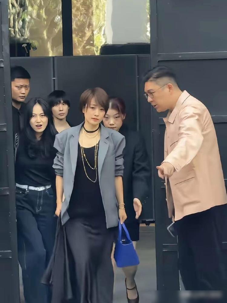 马伊琍出席RIMOWA旗舰店剪彩，同场樊振东、许光汉、赵今麦。

这气场哪是天生来的，全是当年在风口浪尖上摔打出来的底气。你看现场，樊振东刚出场还拘谨，转头就凑过去“偷看”马伊琍怎么折叠丝带。这一眼，看出的不是粉丝对偶像的崇拜，而是一个过来人处理突发状况时的从容。

她没像某些明星那样急着抢话或摆拍
