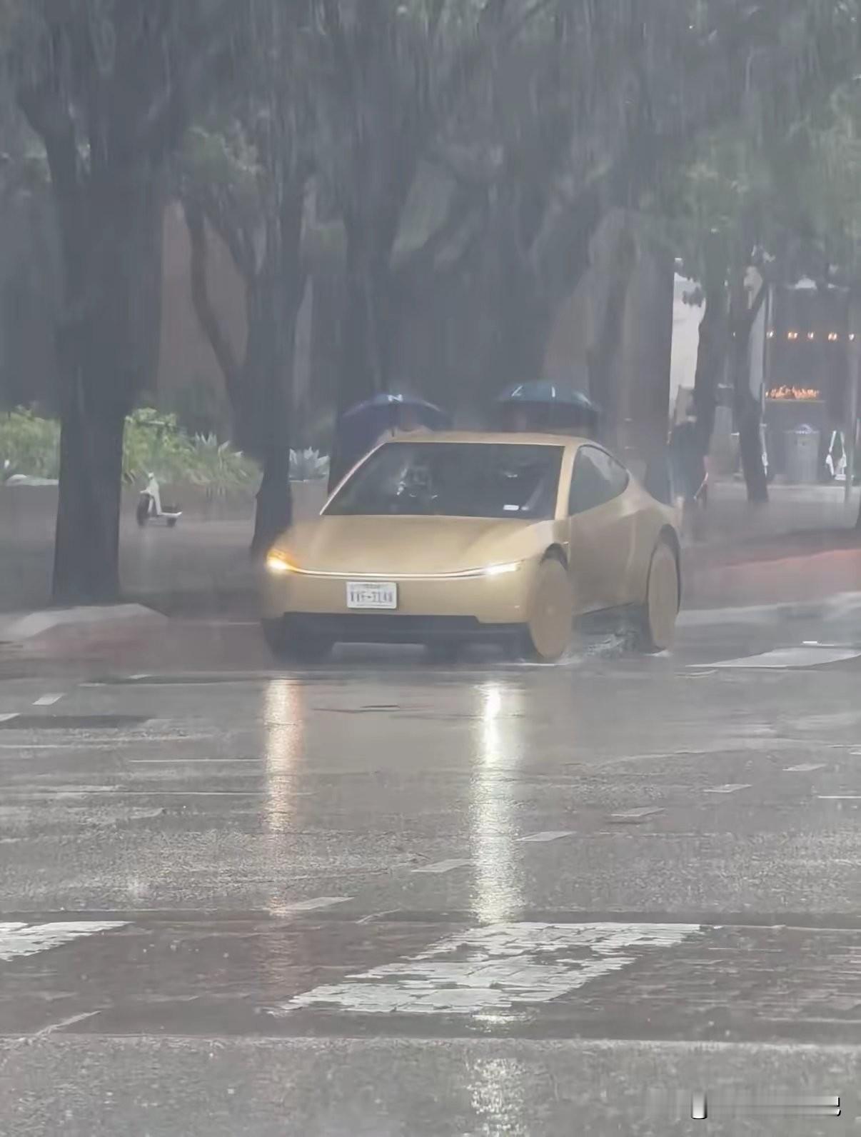 奥斯汀一场暴雨，直接给自动驾驶来了一场硬核实战测试。

主打激光雷达的Waymo遇上大雨直接被打趴，雨水干扰激光雷达，系统误判障碍物，车子只能原地趴窝。
 
而特斯拉Cybercab纯视觉方案意外出圈，没有激光雷达，暴雨积水路面照样正常跑，还能接单运营。
 
一边是高价堆硬件，恶劣天气容易掉链子；另