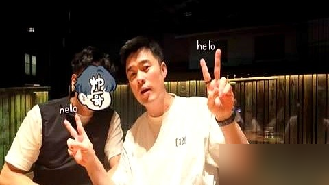 陈赫晒个聚餐照，愣是把旁边俩人脸涂得严严实实。自己露脸，孙艺洲露脸，剩下俩直接糊成马赛克。
网友全炸了，猜娄艺潇的，猜邓家佳的，猜投资人的，结果最狠的一个猜测：那是他老婆张子萱。
不是没根据。他给张子萱打码，早不是第一回。vlog里打，平台视频里打，连直播里都承认，是对方要求的。
有人觉得这是