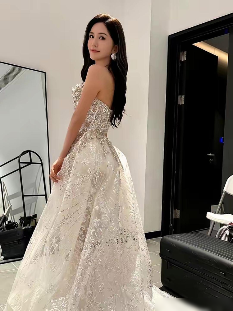 谢娜站上无锡奥体主持位，齐思钧站旁边，弹幕全在问：这是谢娜？
不抢话，不飙高音，串场收着来。镜头怼脸拍生图，皮肤状态扛住了，更扛住的是那股不慌了的劲儿。
之前她个人巡演被骂惨了，说她硬撑、说她不认老。结果转头去做《娜就聊姐姐》，一问一答全是蹲下来的姿态。嘉宾聊年龄焦虑，她没插科打诨，就那么听着，