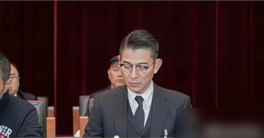 64岁的刘德华坐进《新闻联播》的镜头里，腰背笔直，下颌线比在场一半年轻人还清晰。他不是去领奖，是当选了中国影协副主席，跟陈道明、吴京、黄渤一个名单。
镜头扫过全场，就他坐姿像被尺子量过。
背后那套活儿，几十年没变过：常年不吃碳水，早餐麦片配酸奶，一天只吃一顿正经饭，健身跟刷牙一样日常。别人六十岁