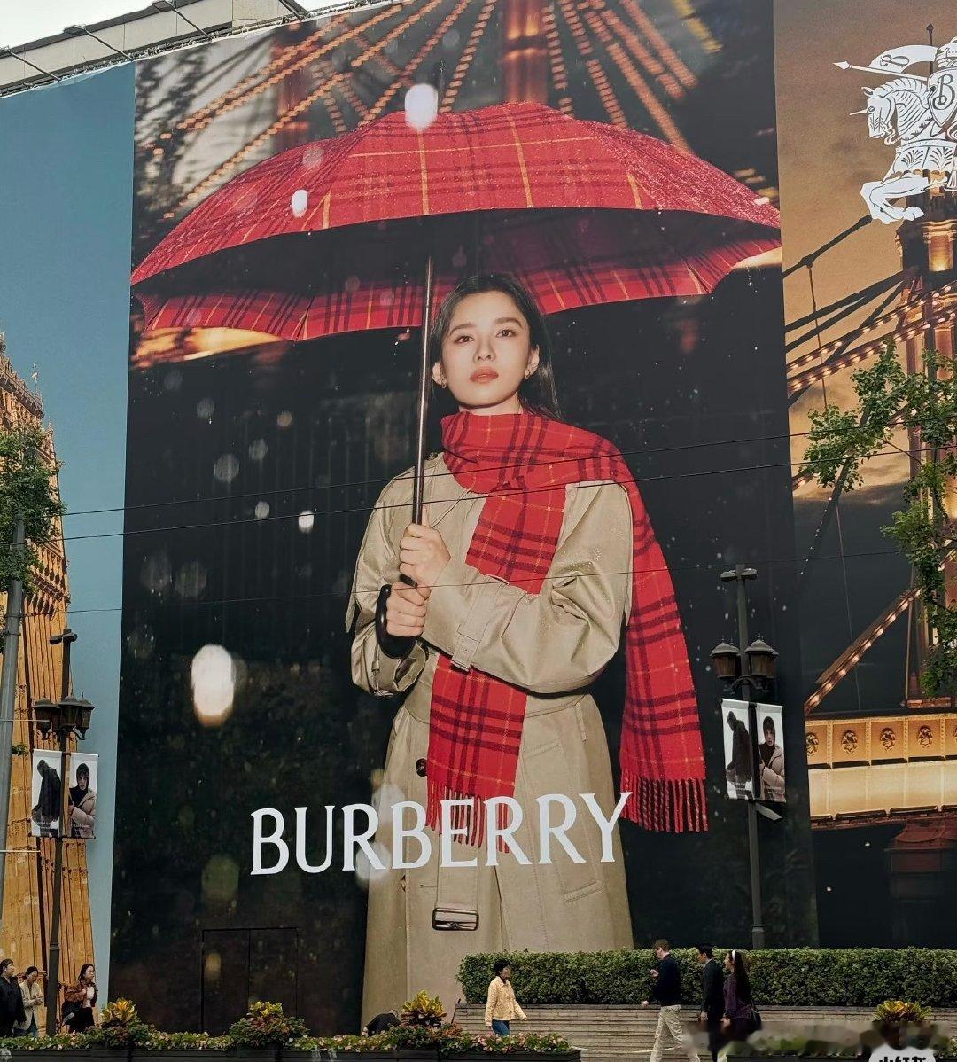 #曝张婧仪Burberry转YSL#，不管真假都感谢Burberry和张婧仪共同前行的这段时间。Burberry进行了全球宣传、全球铺大地广，相对的，正如路人所说，张婧仪也给Burberry带来了更多年轻的气息，每次活动佩戴的围巾都巨好看[心] ​