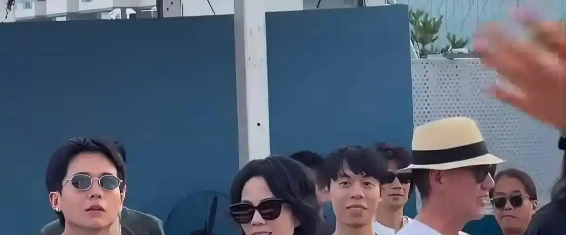 王菲挤观众席喊“老母亲在这”，窦靖童靠投票进《歌手》总决赛，她零宣传，李亚鹏欠债不让孩子出镜，网友：手握顶级资源偏让孩子自己闯 ​