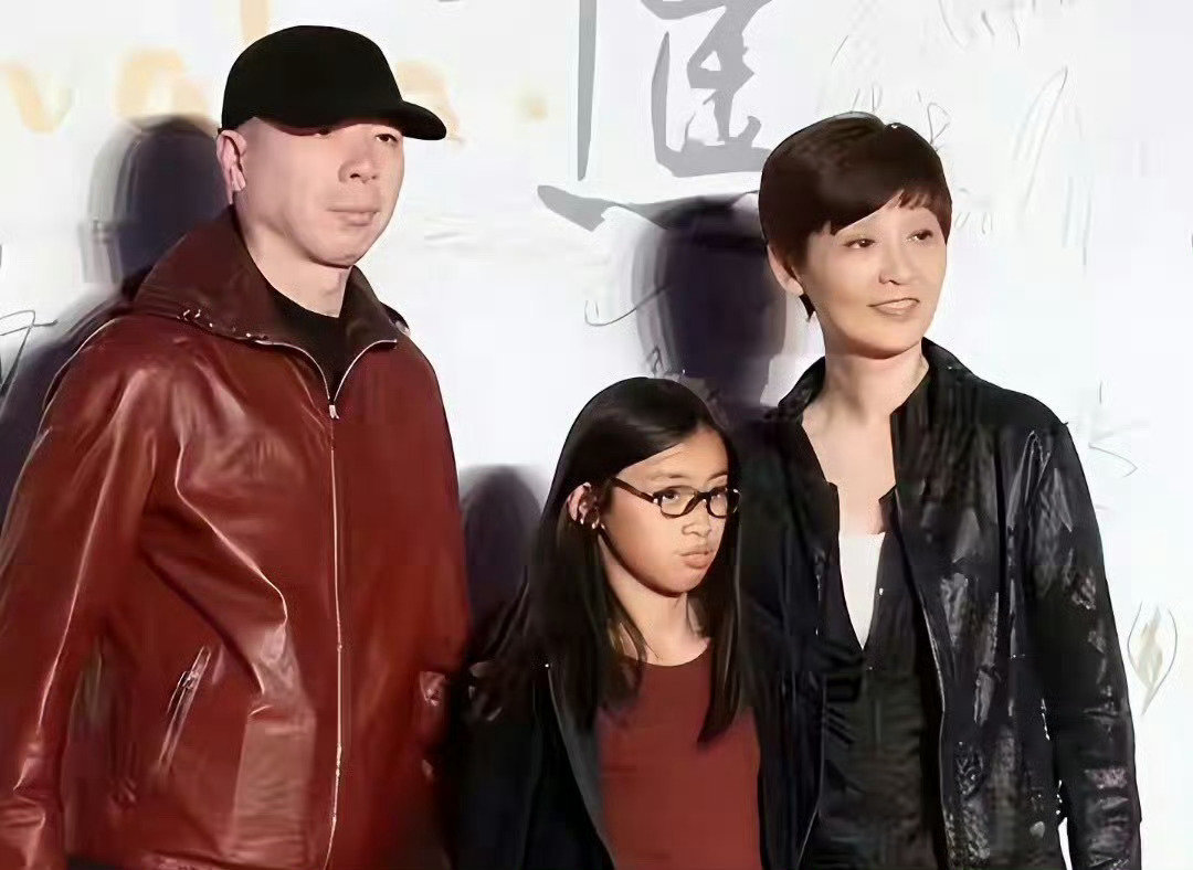 娱乐圈可真厉害，领养的孩子跟亲生的似的，长得特别像 ​​​
